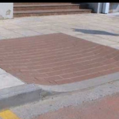 «Στόλισαν» με σκουπίδια αυτοκίνητο που ήταν παρκαρισμένο σε ράμπα