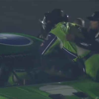 Οδηγός του NASCAR σφυροκόπησε με γροθιές αντίπαλό του (video)