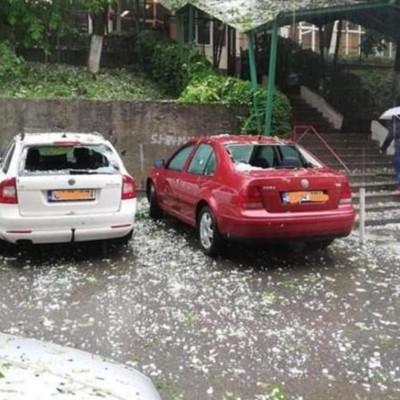 Εικόνες αποκάλυψης: Χαλάζι σε μέγεθος… αυγού διατρύπησε εκατοντάδες Ι.Χ! (video)