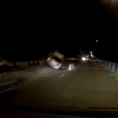 “Εγκληματική” παράβλεψη: Αυτοκίνητο απογειώνεται λόγω έργων χωρίς σήμανση (vid)