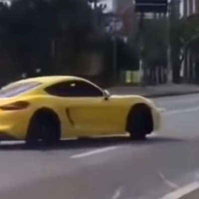 Porsche Cayman S ντριφτάρει και καρφώνεται σε πινακίδα (video)