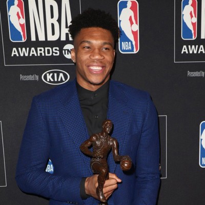 Greek Freak στο παρκέ, Άνθρωπος κρατώντας το βραβείο του MVP (video)