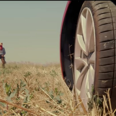 Η Tesla διαφημίζει ένα νέο παιχνίδι σκάκι με επικό βίντεο (video)