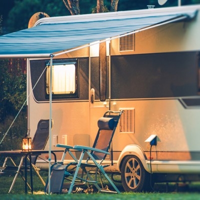 Τροχόσπιτο σε οικόπεδο: Μπορώ να το εγκαταστήσω χωρίς άδεια;