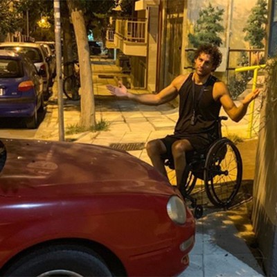 Ο Παραολυμπιονίκης Αντώνης Τσαπατάκης εκθέτει οδηγό που έκλεισε μπάρα ΑμΕΑ