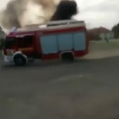 Πυροσβεστικό «τούμπαρε» κατά την επίδειξη κατάσβεσης φωτιάς (video)