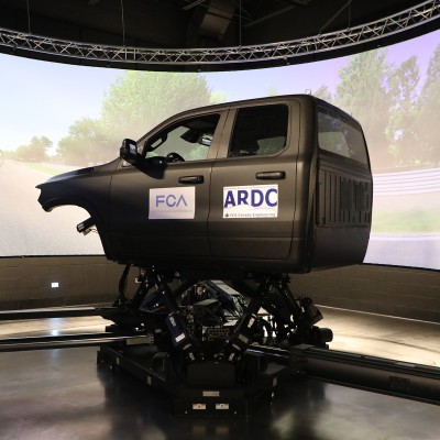 Με τον προσομοιωτή των 10,1 εκ. δολαρίων νομίζεις πως οδηγείς! (video)