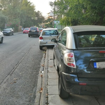 Πόσα μέτρα μακριά πρέπει να παρκάρω από γωνία ή στάση λεωφορείου; Τι λέει ο νόμος