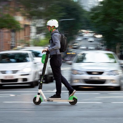 Κράνος και δίπλωμα οδήγησης για τα ηλεκτρικά πατίνια;