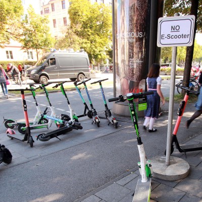Έχασαν το δίπλωμα οδήγησης επειδή οδηγούσαν μεθυσμένοι ηλεκτρικό πατίνι
