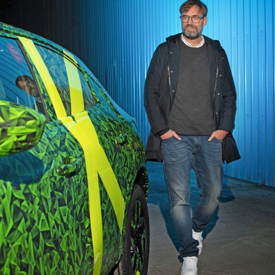 Ο Jurgen Klopp στο Τιμόνι του Νέου Opel Mokka-e (video)