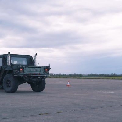 Κόντρα Hummer vs Jimny: Δαβίδ εναντίον Γολιάθ [video]