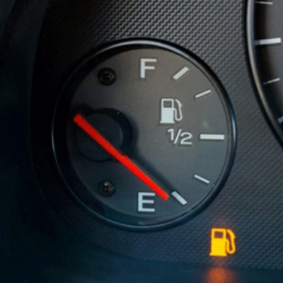 Οδηγείς με αναμμένο λαμπάκι βενζίνης; Δες τι ζημιά προκαλείς