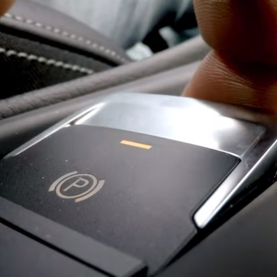 Τι θα συμβεί αν τραβήξεις ηλεκτρονικό χειρόφρενο στα 200 km/h [Video]