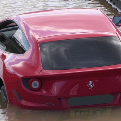 Γιατί μία Ferrari FF κολυμπάει στο Λονδίνο; [Video]