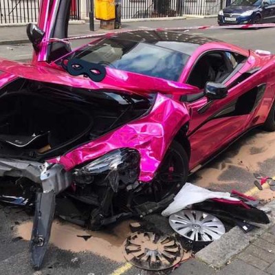 Λονδίνο: Μια ροζ McLaren «τσακώθηκε» με ένα Golf