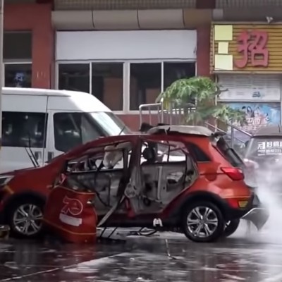 Ηλεκτρικό αυτοκίνητο εξερράγη την ώρα που φόρτιζε [Video]