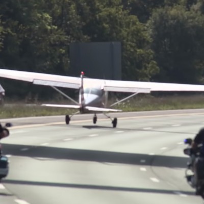Αεροπλάνο μένει από καύσιμα και προσγειώνεται στη μέση του δρόμου! (Video)