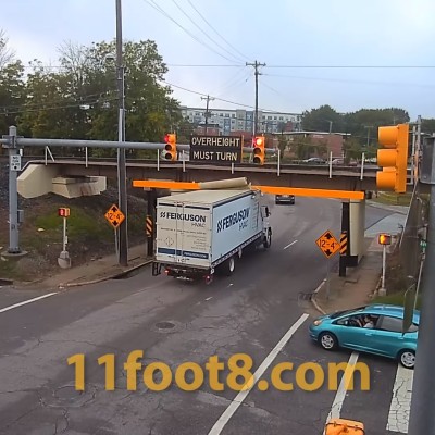 Γέφυρα «ξυρίζει» το πάνω μέρος φορτηγού [Video]