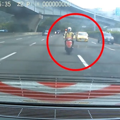 Δες την στιγμή που μεθυσμένος οδηγός scooter προκαλεί ανατριχιαστική καραμπόλα [Video]