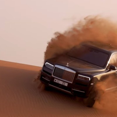 Μια Cullinan αλωνίζει τους αμμόλοφους του Dubai (video)