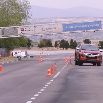 Το L200 περνάει το τεστ του ταράνδου καλύτερα από την BMW M235i Gran Coupe (video)