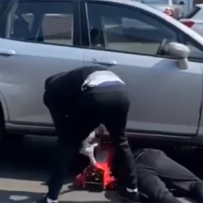 Η Αστυνομία συνέλαβε 4 νεαρούς που έκλεβαν καταλύτες αυτοκινήτων