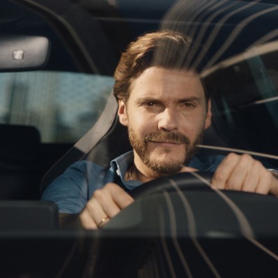 O ηθοποιός που υποδύθηκε τον Niki Lauda, πίσω από το τιμόνι του Cupra Leon (video)