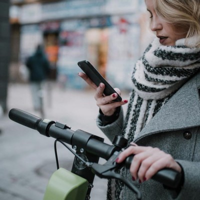 Θα απαγορεύονται κινητό και ακουστικά στα ηλεκτρικά πατίνια