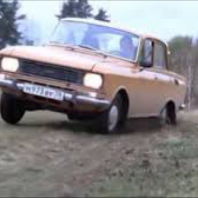 Ένας Ρώσος και ένα Moskvitch «οργώνουν» με το πλάι [Video]