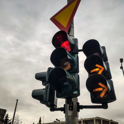 Πορτοκαλί φανάρι που αναβοσβήνει- Ποιος έχει  προτεραιότητα;