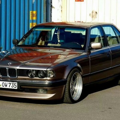 Video: Μια BMW 735i που ντριφτάρει στο χιόνι είναι το αντίδοτο στη μόδα των SUV