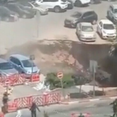 Μεγάλη τρύπα άνοιξε σε χώρο στάθμευσης «καταπίνοντας» 3 αυτοκίνητα (video)