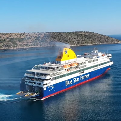 Τραβάνε και τα πλοία χειρόφρενο; - Δεξιοτεχνική μανούβρα του Blue Star Patmos στο λιμάνι Μεστών [Video]