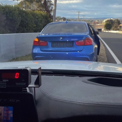 Οδηγός προς αστυνομικούς που τον σταμάτησαν για υπερβολική ταχύτητα: «νόμιζα ότι εδώ είναι πίστα»!