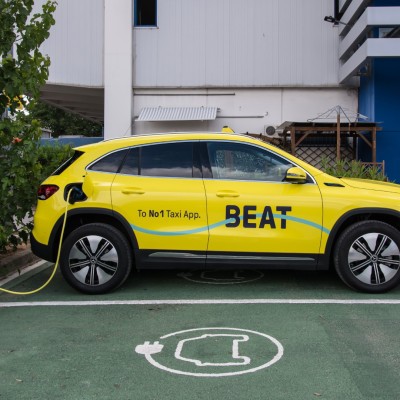 Η BEAT θέλει να «βάλει» στην πρίζα τα ταξί που συνεργάζονται μαζί της