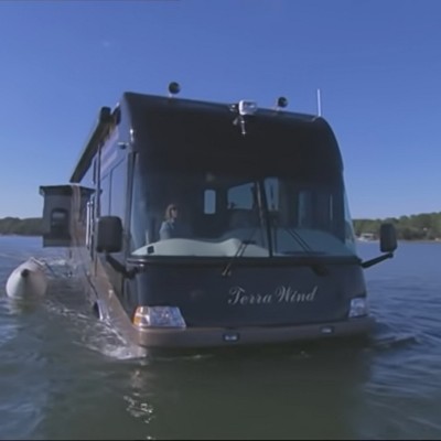 Πολυτελές τροχόσπιτο που γίνεται yacht σε μόλις 5 [Video]