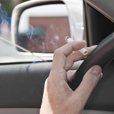 Πόσο θα πληρώσεις εάν σε πιάσουν να πετάς τσιγάρο από το αυτοκίνητο – Μάθε τις κυρώσεις