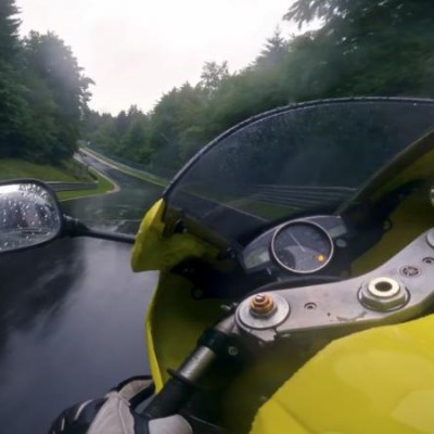 Πηγαίνοντας τέρμα γκάζι με Yamaha R1 στο βρεγμένο Nurburging [Video]