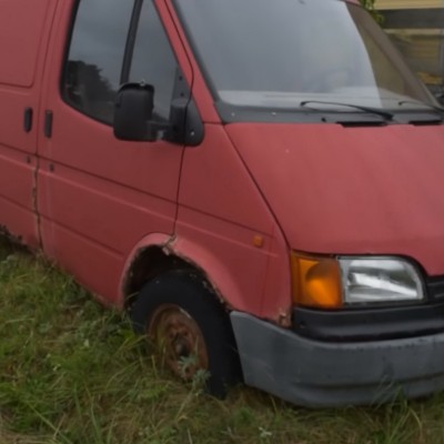 Μετά από 12 χρόνια ακινησίας το Ford Transit πήρε εμπρός. Αναμφίβολα ένα από τα πιο σκληροτράχηλα οχήματα [Video]