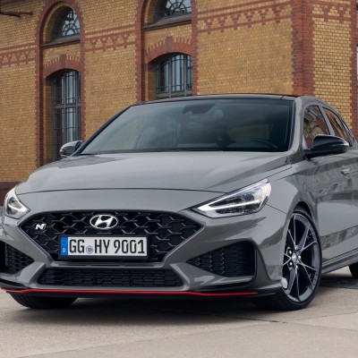 Πόσο πιο γρήγορο μπορεί να γίνει ένα αυτοκίνητο με slick ελαστικά; (video)