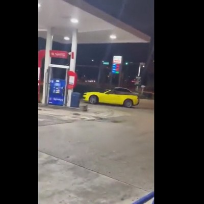 Γυναίκα οδηγός ντριφτάρει μέσα σε βενζινάδικο [Video]