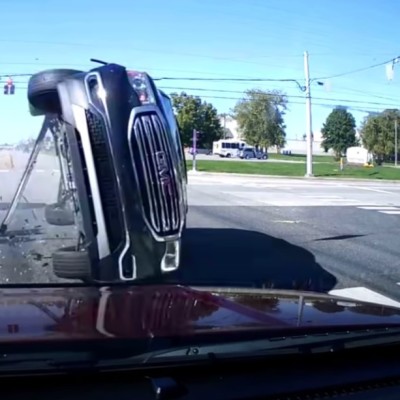 Σφοδρό τρακάρισμα καταλήγει με ένα SUV να… προσγειώνεται πάνω σε άλλο SUV! (video)