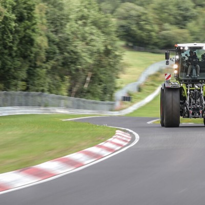 O αθεόφοβος μπήκε με το τρακτέρ στο Nurburgring [video]