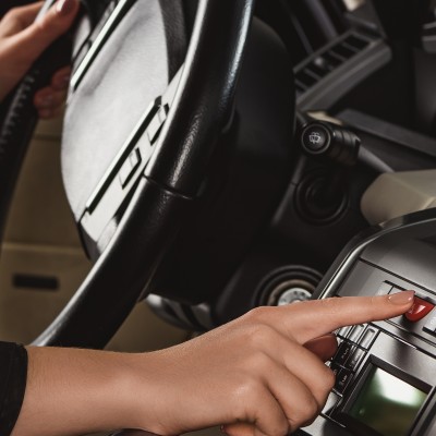 Το λάθος που κάνουν 9 στους 10 στο παρκάρισμα - Γιατί ανάβεις τα αλάρμ;