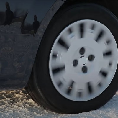 Κόλλησα στο χιόνι χωρίς αλυσίδες - Μπορώ να ξεκολλήσω; [video]