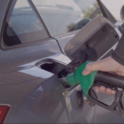 Τιμές καυσίμων: Χρυσός η βενζίνη – Πόσο κοστίζει ένα διήμερο