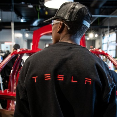 Ξέρεις πόσους εργαζόμενους έχει η Tesla;