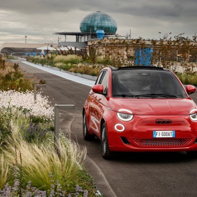 Το ηλεκτρικό FIAT 500 που έχει γεμάτη μπαταρία σε 5 λεπτά