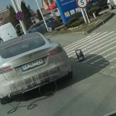 Ουκρανία: Tesla ξέφυγε από τον πόλεμο αλλά έμεινε από μπαταρία